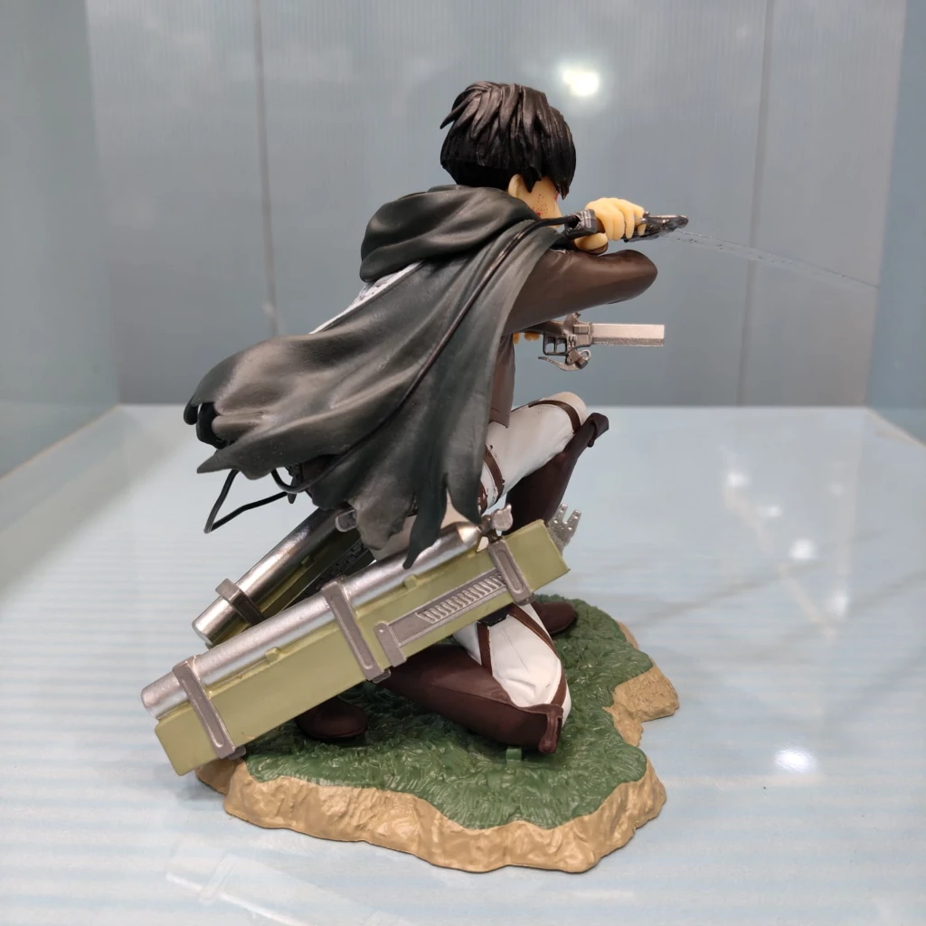 ATTACK ON TITAN LEVI FIGURE - Image 4