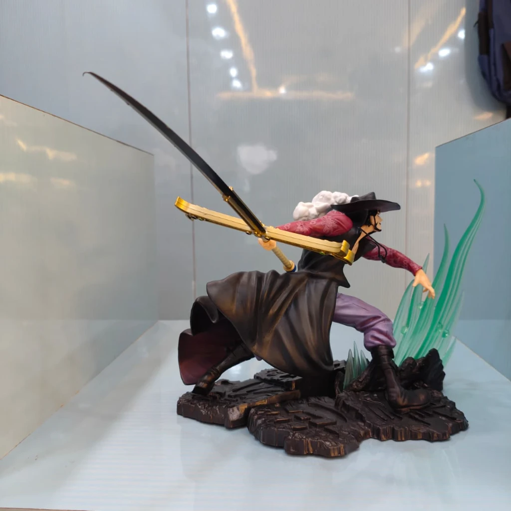 One Piece Mihawk In Action 30cm Figure - Image 3