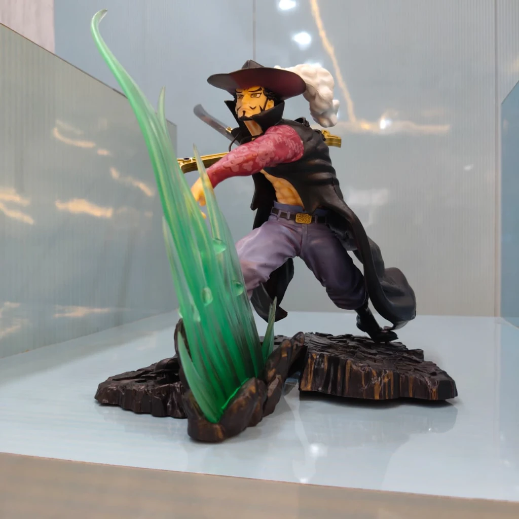 One Piece Mihawk In Action 30cm Figure - Image 2