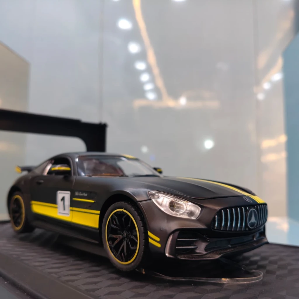 Mercedes-Benz AMG GT R 1:24 Scale Diecast Model - Image 6