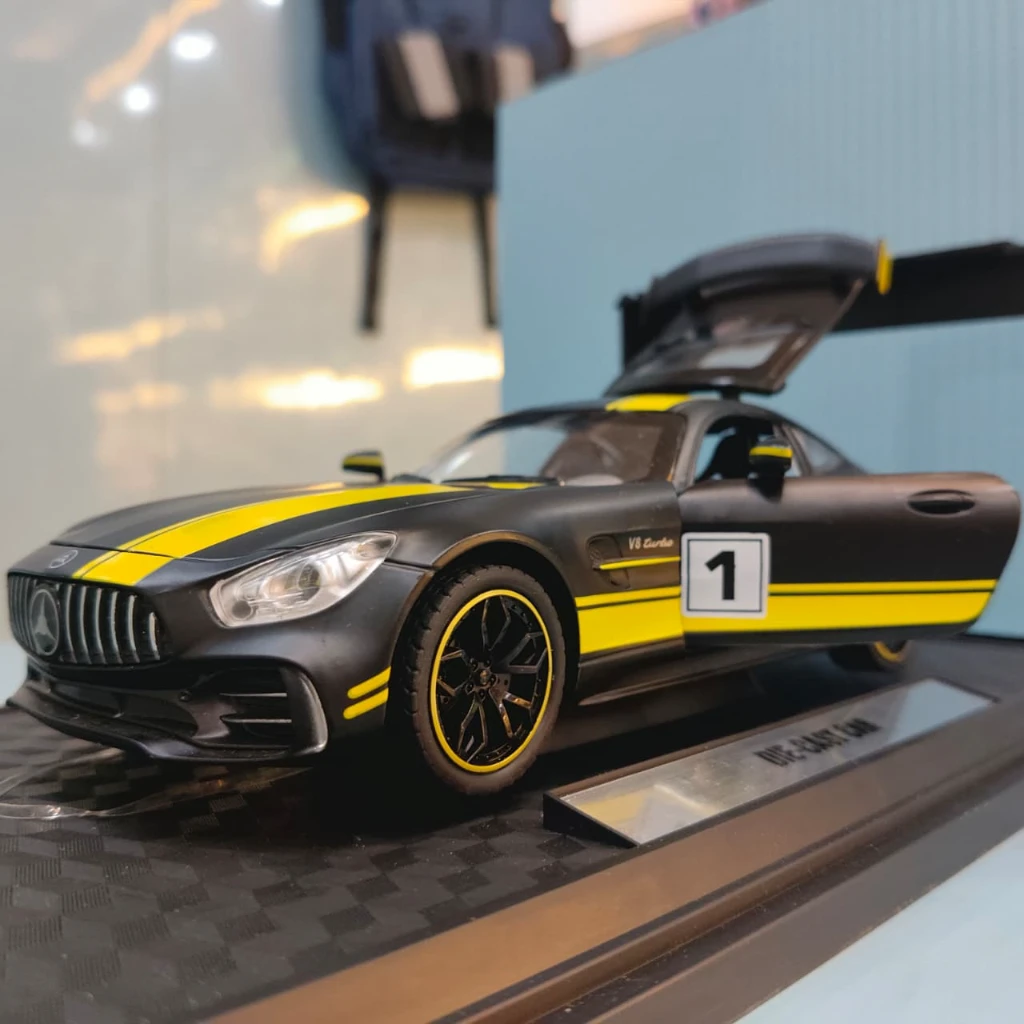 Mercedes-Benz AMG GT R 1:24 Scale Diecast Model - Image 7