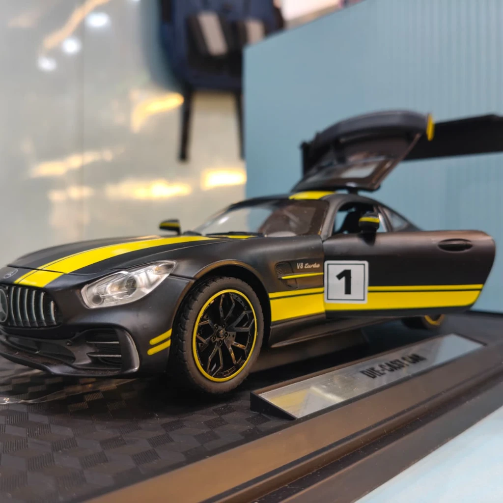 Mercedes-Benz AMG GT R 1:24 Scale Diecast Model - Image 3