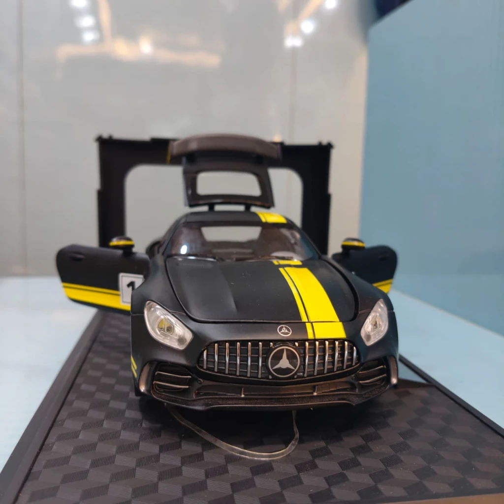 Mercedes-Benz AMG GT R 1:24 Scale Diecast Model - Image 4