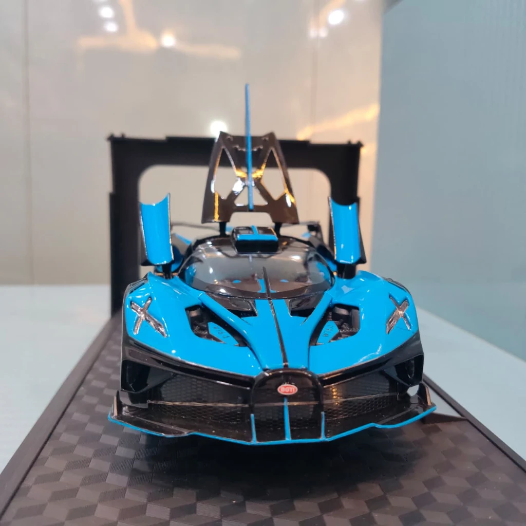 Bugatti Bolide 1:24 Scale Die Cast With Smoke - Image 6